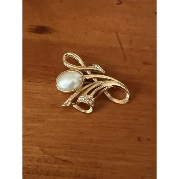 Vintage Gold Tone Faux Pearl Rhinestone Swirl Brooch Elegant Modernist Spray Pin - Picture 2 of 7